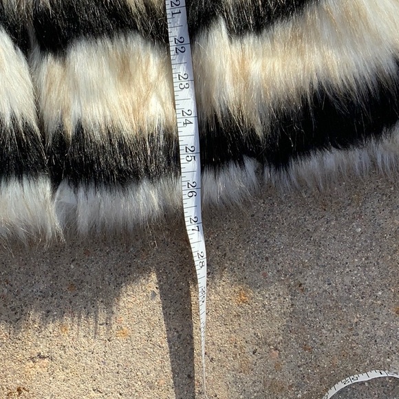 CARMIN STRIPED FAUX FUR JACKET, SIZE MEDIUM - Picture 9 of 11